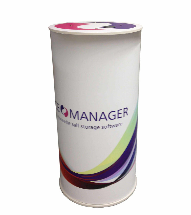 Runder Präsentationssockel mit grafischem Logo, verschiedene Breiten und Höhen.