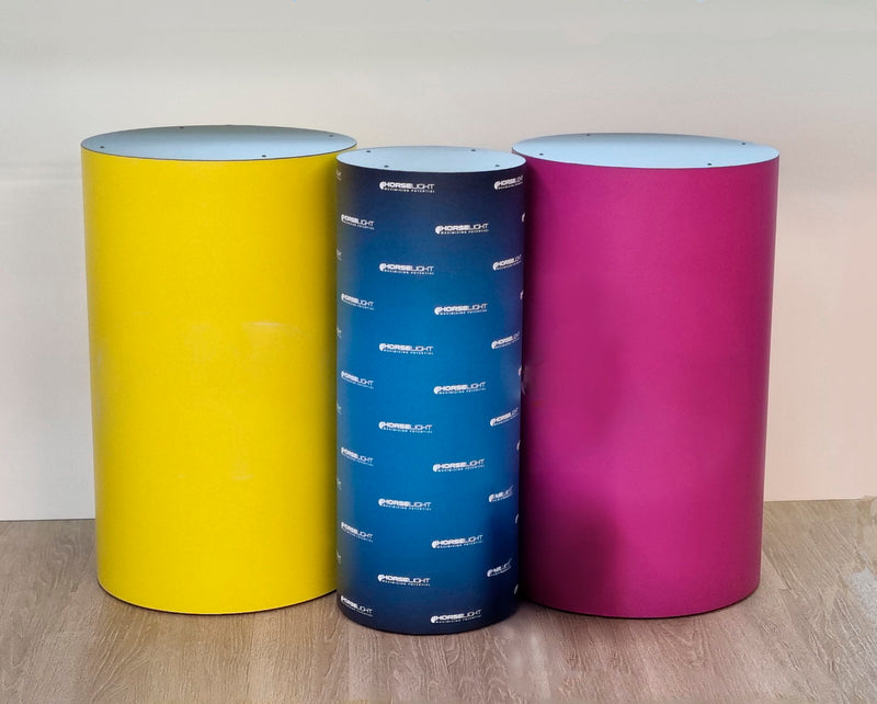Runder Präsentationssockel mit grafischem Logo, verschiedene Breiten und Höhen.