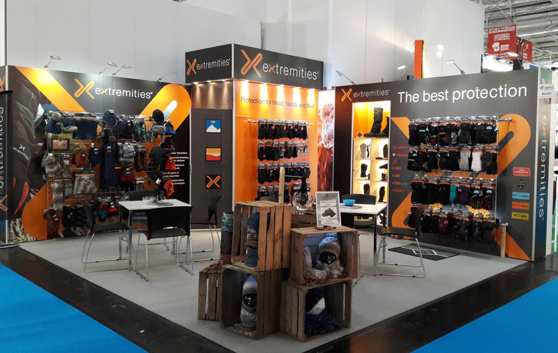 LL03 Link up to 10 lights each 20 watts. 4000K Linking Exhibition Lights | Black