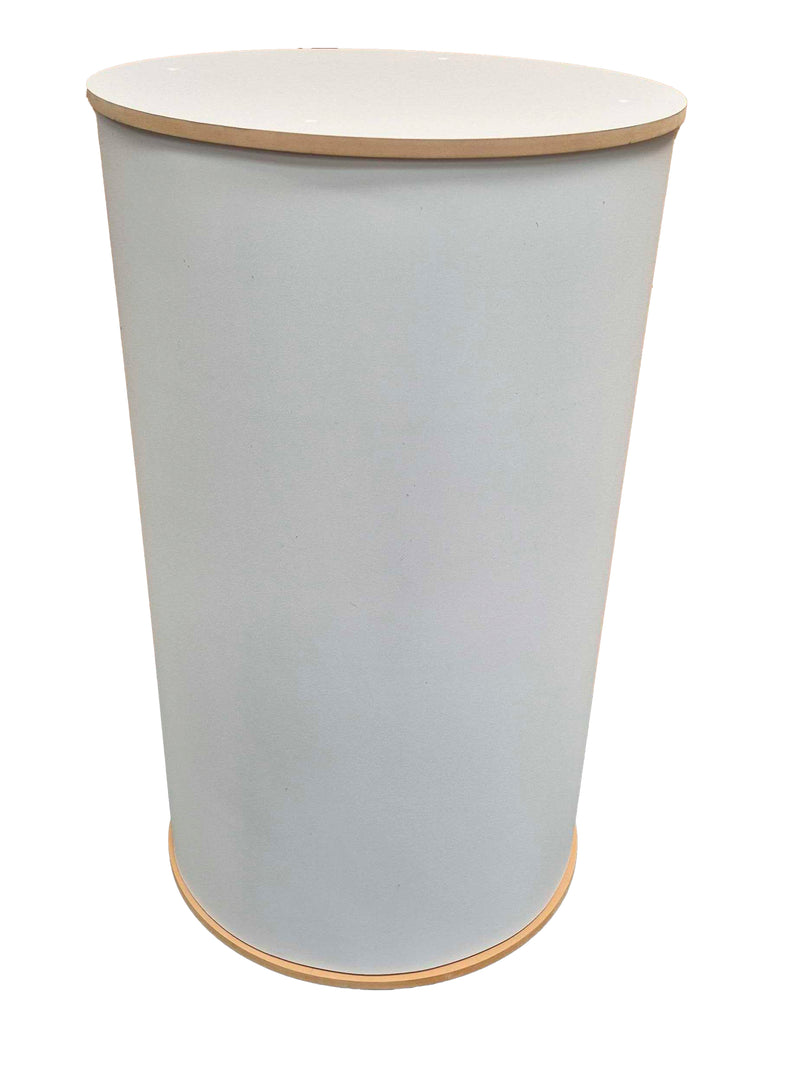 Runder Präsentationssockel mit grafischem Logo, verschiedene Breiten und Höhen.