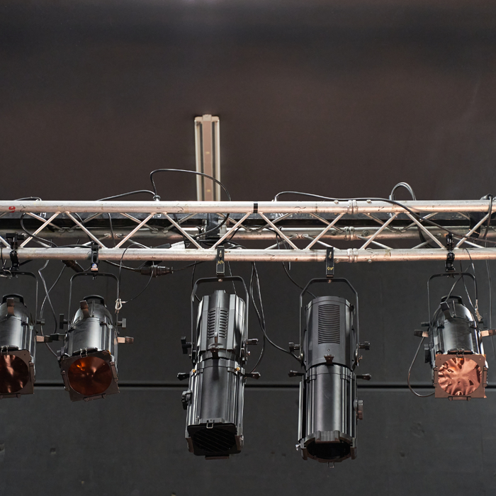 Modularer Truss-Ständer im Full-Perimeter-Stil, 2 m breit x 6 m tief | 3M hoch | Mit zusätzlichen Beinen (X2) | Mit Querträgern